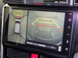 パノラミックビューモニターを装備。駐車場や交差点でクルマを真上から見るように周囲を確認できます。機能の詳細は販売店スタッフまでおたずねください。