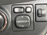 【電動格納ミラー】サイドミラーは電動格納式となっており、狭い駐車場でもキズがつくリスクを抑えられます。