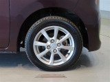 純正のアルミホイール装着車です。タイヤサイズは155/65R14です。