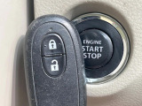 【キーレススタートシステム】カバンやポケットに入れたままでもドアの施錠・解錠が可能なスマートキーを装備。エンジンのオン・オフ時もカギを取り出す必要が無いからとっても便利です♪