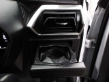 運転席のカップホルダーはエアコンの吹き出し口にありますので冷やしたり温めたりすることが出来ます☆