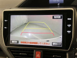 車庫入れなど後進運転時に死角をモニターで確認ができて安全です♪ ステアリング操作の参考になるガイド線も表示しますので車庫入れがニガテな方も安心ですネ!