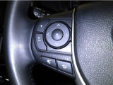 ハンドルから手を離さないでオーディオ等が操作できるステアリングスイッチが付いてます。