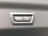 ボタン操作ひとつでトランクの開閉を可能とする電動トランクが付いております。