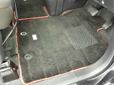 フロアマットも綺麗にクリーニングされています。