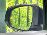 【ブラインドスポットモニター】走行中、ドアミラーの死角になりやすい箇所に後続車が接近するとサイドミラーのレンズに警告を表示!ドライバーに注意喚起をしてくれます。