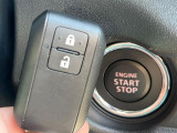 【キーレススタートシステム】カバンやポケットに入れたままでもドアの施錠・解錠が可能なスマートキーを装備。エンジンのオン・オフ時もカギを取り出す必要が無いからとっても便利です♪