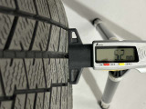 冬タイヤの残り溝は5.2mmです。スリップラインからは3.5mmとなっております。