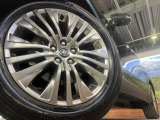 【純正19インチアルミホイール】外観にマッチした純正アルミホイールを装着しております。各種社外アルミホイールや、スタッドレスタイヤも取扱いしております。是非ご相談ください♪