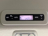 【リアオートエアコン】広い後部座席には必須の機能!風量や温度を自動で調整し前席と同様な車内環境にしてくれるリアオートエアコンを装備。夏の暑さも冬の寒さもストレスなく快適にお過ごしいただけます♪