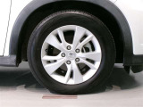純正のアルミホイール装着車です。タイヤサイズは215/60R16です。