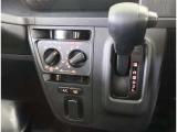 親しみやすいシフトです。 坂道や信号の多い日本では操作が簡単でいいです。 シフトチェンジしやすい所に配置されているので操作し易いですよ。