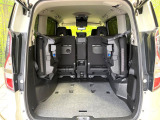 後席を格納すると、これだけの広さが!シーンに合わせたシートアレンジで、大きな荷物も積むことが出来ます♪