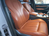 ・年式、走行距離を感じさせないコンディションの良いドライバーズシート