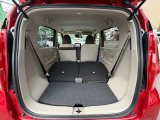 写真のように後部座席を倒せば、より、広々♪