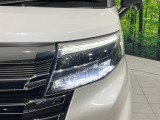 【LEDヘッドライト】悪天候や夜間走行時も良好な視界を確保し安心して運転できる高輝度LEDヘッドライトを装備!点灯速度が早く、消費電力も抑えられています。
