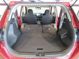 簡単に広がるラゲッジスペース♪可倒リヤシートを前に倒せばラゲッジスペースがさらに拡大!大きな荷物も収まります(^^)
