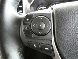 【ステアリングスイッチ】ステアリングから手を伸ばさなくても簡単にオーディオコントロールできますので、安全ですね。