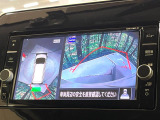 【アラウンドビューモニター】専用のカメラにより、上から見下ろしたような視点で360度クルマの周囲を確認することができます☆死角部分も確認しやすく、狭い場所での切り返しや駐車もスムーズに行えます。
