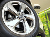 【純正18インチアルミホイール】外観にマッチした純正アルミホイールを装着しております。各種社外アルミホイールや、スタッドレスタイヤも取扱いしております。是非ご相談ください♪