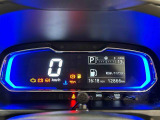 メーターの照明の色でエコドライブをアシスト!大きく見やすい文字で平均燃費等の情報を表示するTFTマルチインフォメーションディスプレイ付きデジタルメーターを採用
