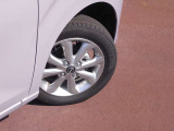155/65R14タイヤ+専用アルミホイールです。スタッドレスタイヤや各種オプションのご注文も承っております(^^)!