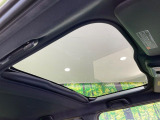 【ガラスルーフ】ガラスルーフ搭載で車内の解放感が一気にアップ!開放的なドライブをお楽しみいただけます。