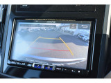 リヤカメラ付きなので、シフトレバーをリバースにすると連動してカメラ映像に切り替わります。