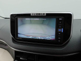 このお車はバックカメラが付いています。ナビをつければ連動できます。バックの操作が楽になります。