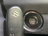 【キーレススタートシステム】カバンやポケットに入れたままでもドアの施錠・解錠が可能なスマートキーを装備。エンジンのオン・オフ時もカギを取り出す必要が無いからとっても便利です♪