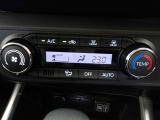 オートエアコンです。車内を設定温度に保ち、快適空間をキープします。