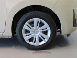 純正のスチールホイール+ホイールキャップ装着車です。