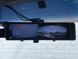 【デジタルインナーミラー】車両後方カメラの映像をミラーに映すことが出来ます。 そのため、後席に人や荷物があって後方が見えづらい場合でもしっかり視界を確保することが出来ます。