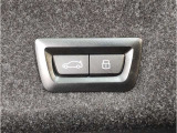 【電動テールゲート】オートマアチックトランクリッドオペレーションが装備されています。両手が塞がっている時でも、スマートキーを身につけていればハンズフリーで開閉可能です。