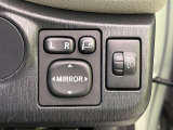【電動格納ミラー】サイドミラーは電動格納式となっており、狭い駐車場でもキズがつくリスクを抑えられます。