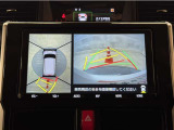 真上から見下ろしたような視点で車とその周囲を確認出来る画面と、車両後方を映し出すバックモニター画面の2つを表示してくれます。