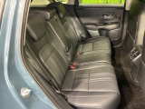 後部座席も気になるようなキズ・汚れやへたり等、大きなダメージはなく、良好な状態です。