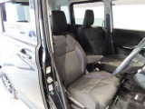 サイドからしっかりとホールドしてくれる運転席・助手席シートは、長時間の運転でも体のブレを軽減し疲れにくいシートです◎