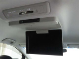 後席モニター装備:セカンドシート・サードシートにご乗車の方は、ドライブ中も天井部についているモニターでTV等をお楽しみ下さい♪♪使用しない時は、画面を天井部分に格納できます!