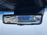 【デジタルルームミラー】車両後方カメラの映像をルームミラーに映すことが出来ます。 そのため、後席に人や荷物があって後方が見えづらい場合でもしっかり視界を確保することが出来ます。