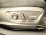 【電動シート】運転席の位置調整はスイッチ操作だけ!微調整もできますよ。