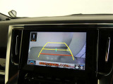 車庫入れや駐車で威力を発揮するのがバックモニター!ナビディスプレイに後ろの様子が映し出されるから安心です。