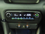 オートエアコンを装備しておりますので、四季を通じて車内を快適な温度に保つことが出来ます!高級感が有りますね!