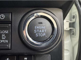 エンジンスタートボタンです。キーが車内にあれば、エンジンの始動・停止はブレーキを踏んでスイッチを押すだけ!キーを取り出す手間を省き、ワンプッシュでエンジンを操作するので簡単でスムーズです。