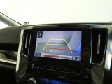 車庫入れや駐車で威力を発揮するのがバックモニター!ナビディスプレイに後ろの様子が映し出されるから安心です。