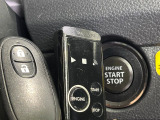 【キーレススタートシステム】カバンやポケットに入れたままでもドアの施錠・解錠が可能なスマートキーを装備。エンジンのオン・オフ時もカギを取り出す必要が無いからとっても便利です♪