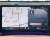 BMWのナビゲーションは操作性も良く、詳細な地図情報と交通状況を見やすく表示し、快適なドライビングをサポートしながら目的地までナビゲートします。