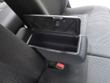 運転席と助手席の間には、蓋付きタイプのコンソールボックス。肘掛けにもなるので、便利です。