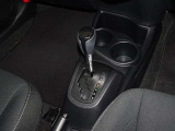 操作が楽なフロアシフトです、レバー式パーキングブレーキで足元インパネ周りもすっきりしています。