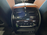 後席用のエアコン吹き出し口とシートヒーターがございますので、暑い夏でも素早く冷房が効きますので、重要な装備になります。